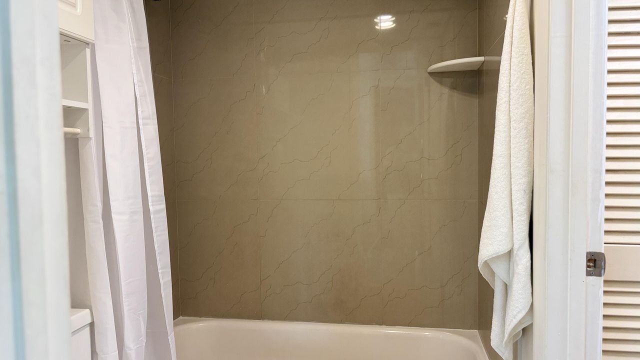 For Rent: $1,600 (1 beds, 1 baths, 882 Square Feet)