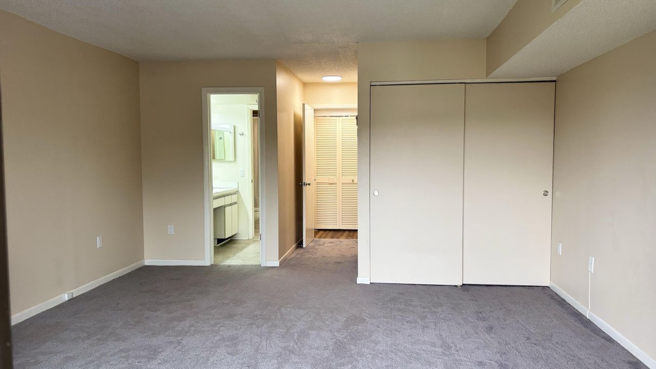 For Rent: $1,600 (1 beds, 1 baths, 882 Square Feet)