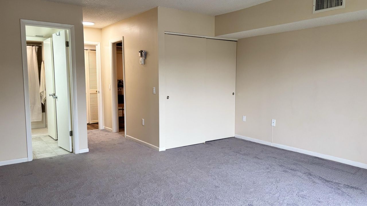 For Rent: $1,600 (1 beds, 1 baths, 882 Square Feet)