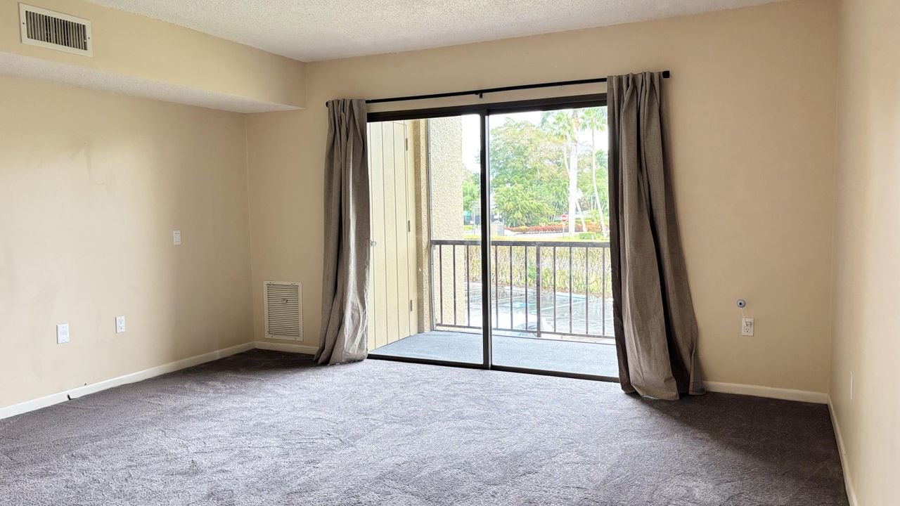 For Rent: $1,600 (1 beds, 1 baths, 882 Square Feet)