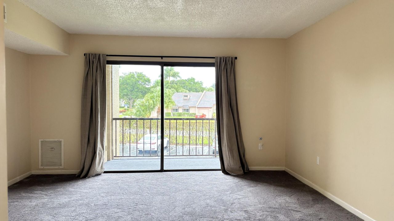 For Rent: $1,600 (1 beds, 1 baths, 882 Square Feet)