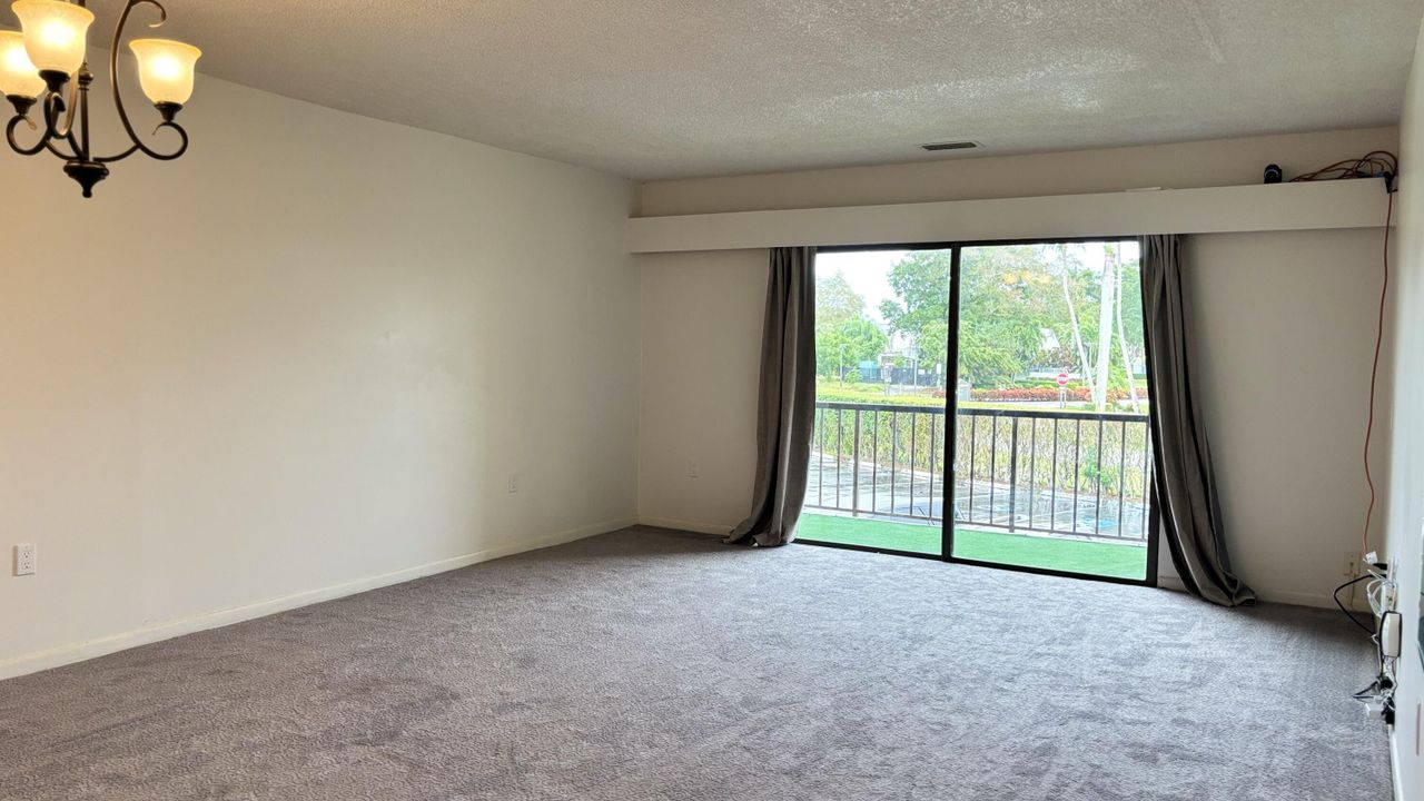 For Rent: $1,600 (1 beds, 1 baths, 882 Square Feet)