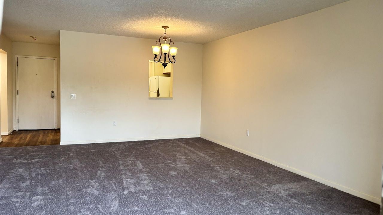 For Rent: $1,600 (1 beds, 1 baths, 882 Square Feet)