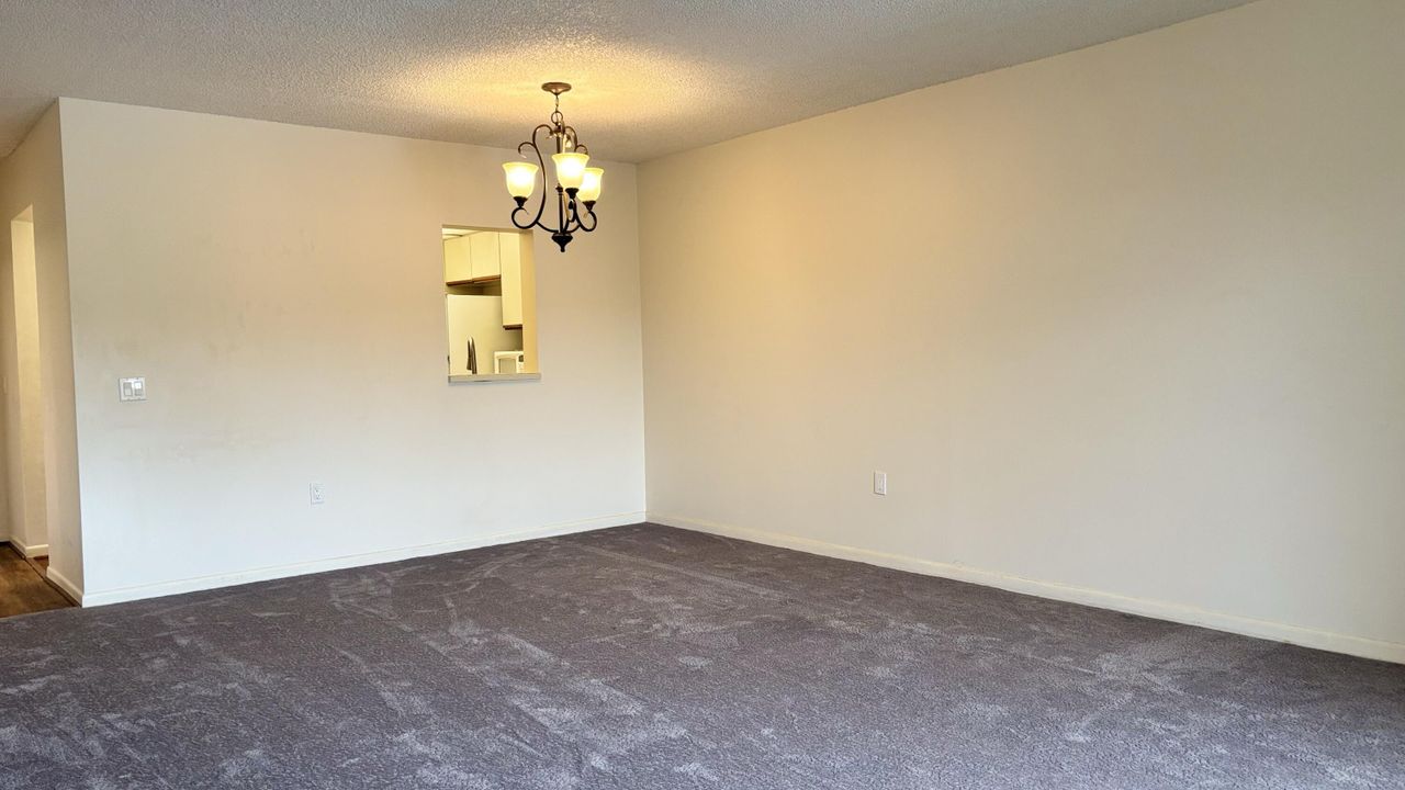 For Rent: $1,600 (1 beds, 1 baths, 882 Square Feet)