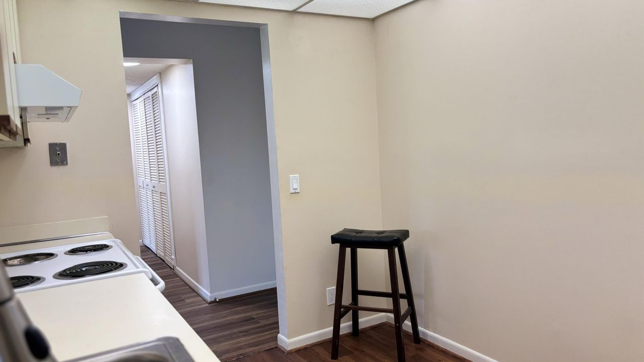 For Rent: $1,600 (1 beds, 1 baths, 882 Square Feet)