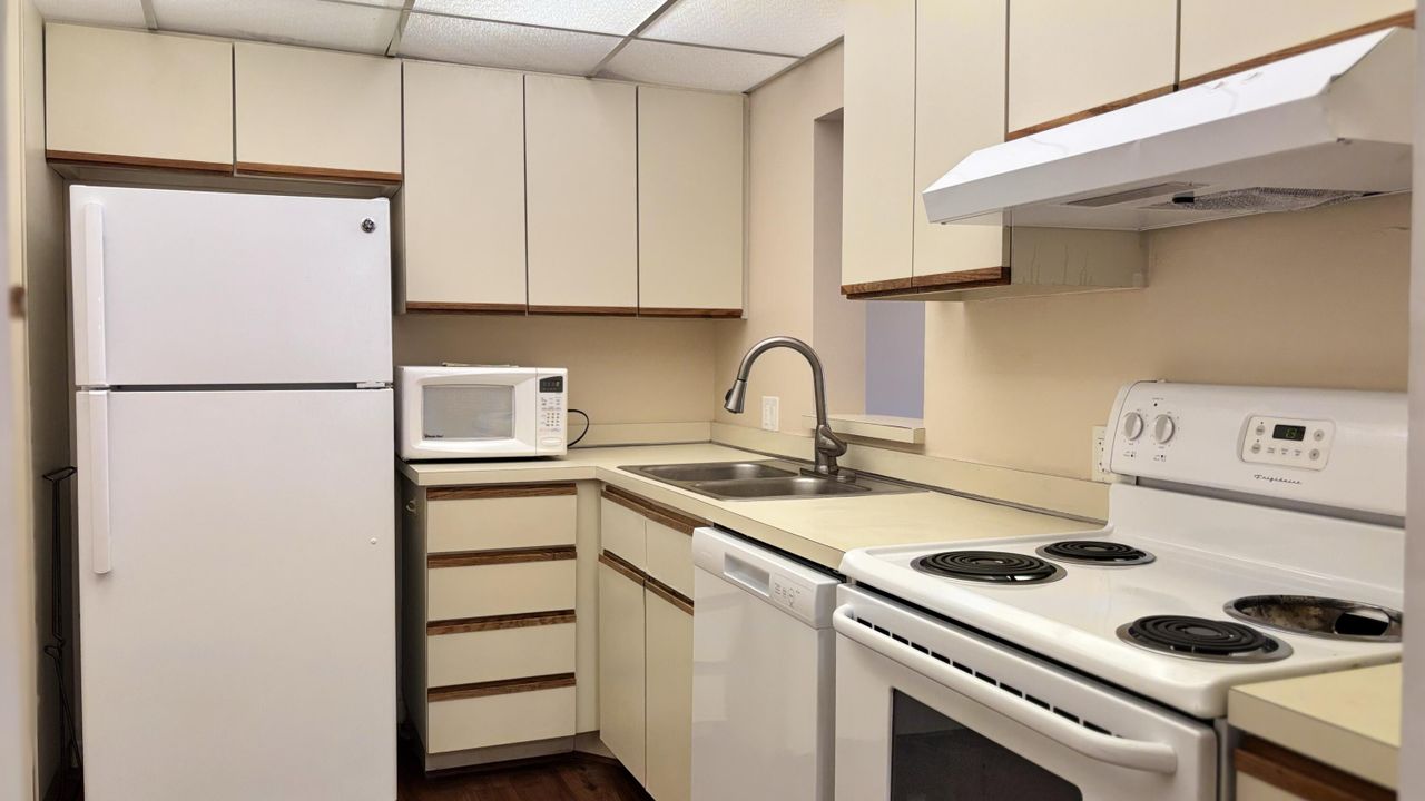 For Rent: $1,600 (1 beds, 1 baths, 882 Square Feet)