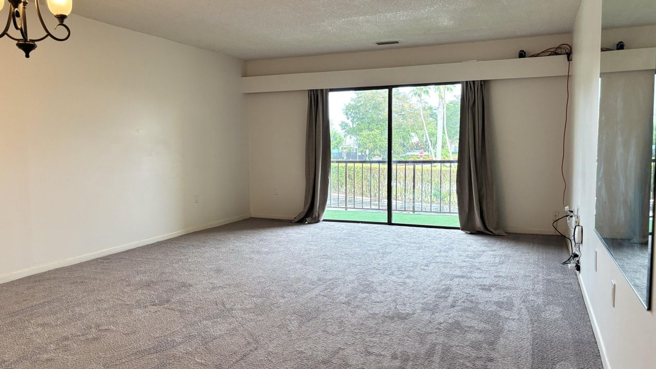 For Rent: $1,600 (1 beds, 1 baths, 882 Square Feet)