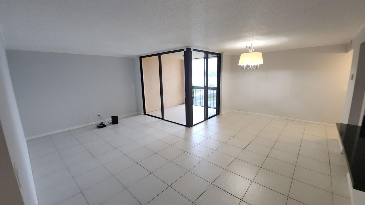 For Rent: $2,495 (2 beds, 2 baths, 1175 Square Feet)