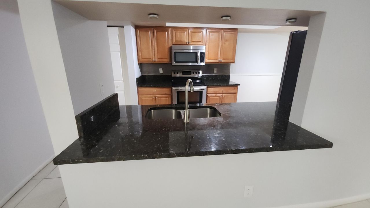 For Rent: $2,495 (2 beds, 2 baths, 1175 Square Feet)
