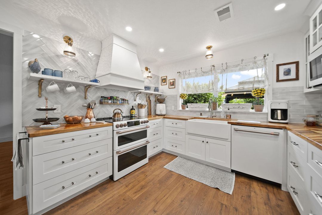 For Sale: $789,900 (4 beds, 3 baths, 2512 Square Feet)