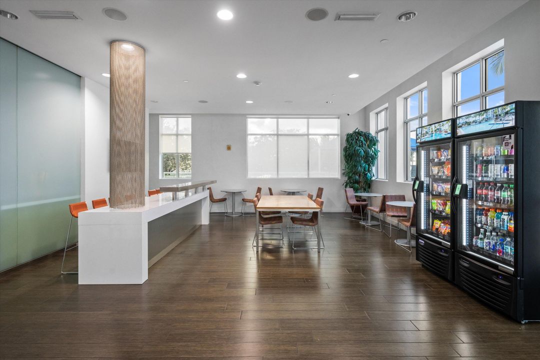 出租: $5,000 (1 贝兹, 1 浴室, 774 平方英尺)