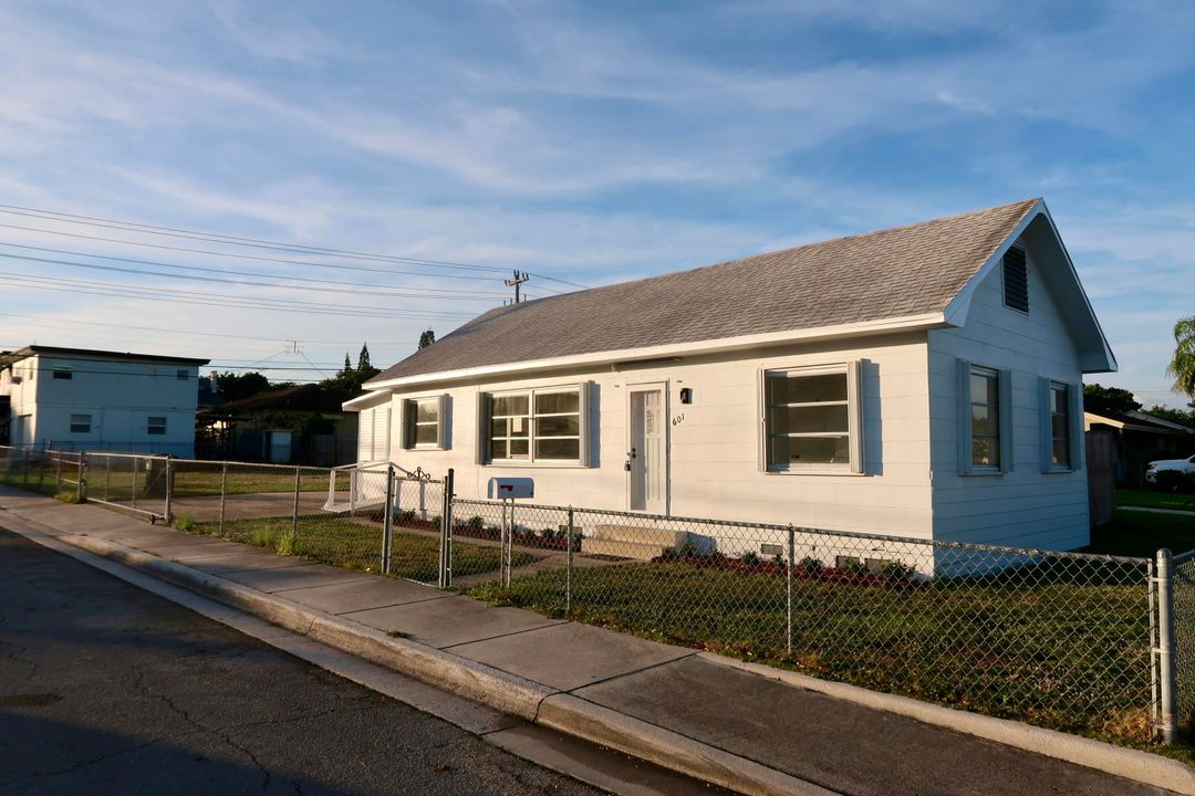 For Sale: $370,000 (3 beds, 2 baths, 924 Square Feet)