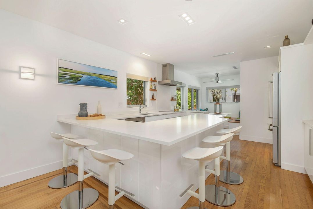 For Sale: $1,995,000 (2 beds, 2 baths, 1347 Square Feet)