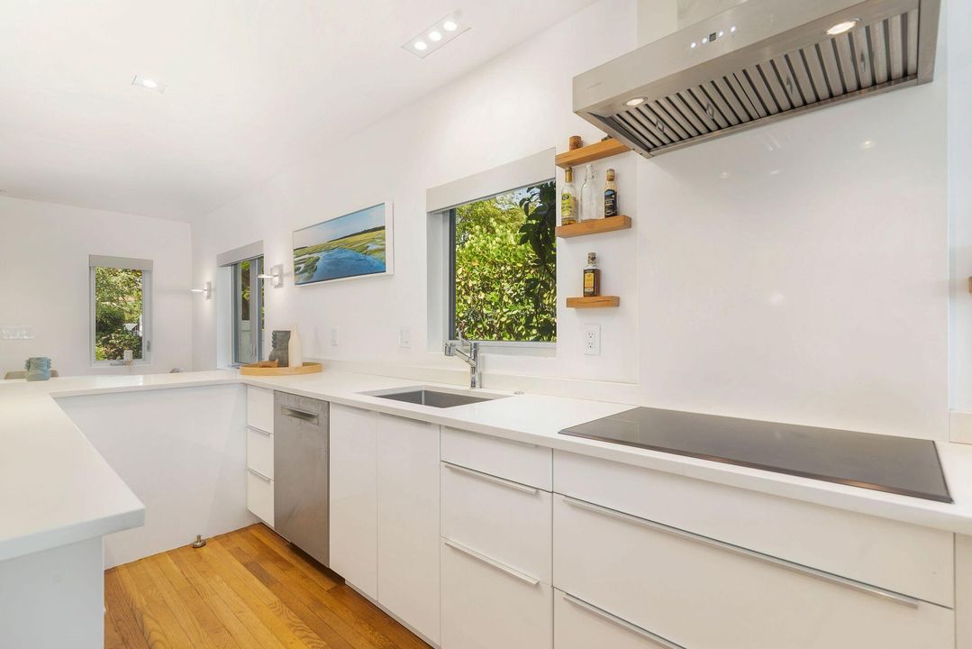 For Sale: $1,995,000 (2 beds, 2 baths, 1347 Square Feet)