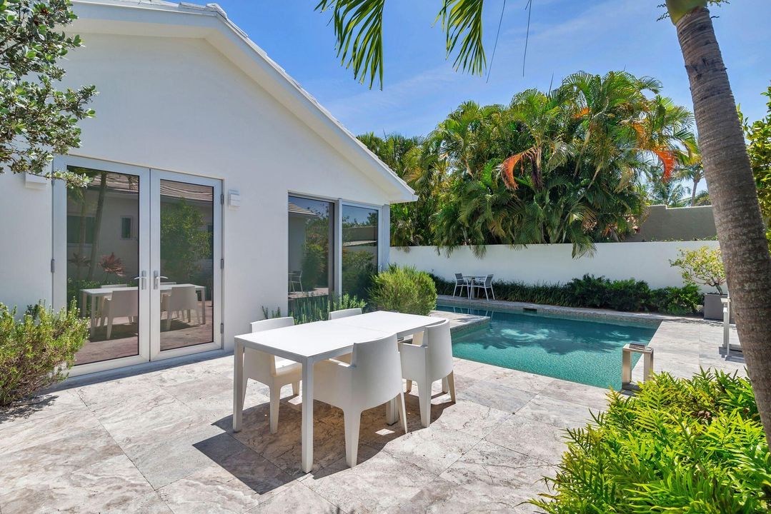 For Sale: $1,995,000 (2 beds, 2 baths, 1347 Square Feet)