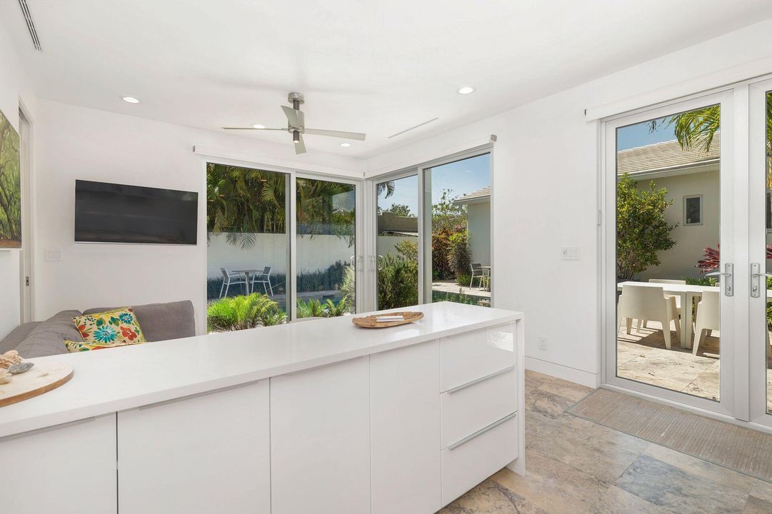 For Sale: $1,995,000 (2 beds, 2 baths, 1347 Square Feet)