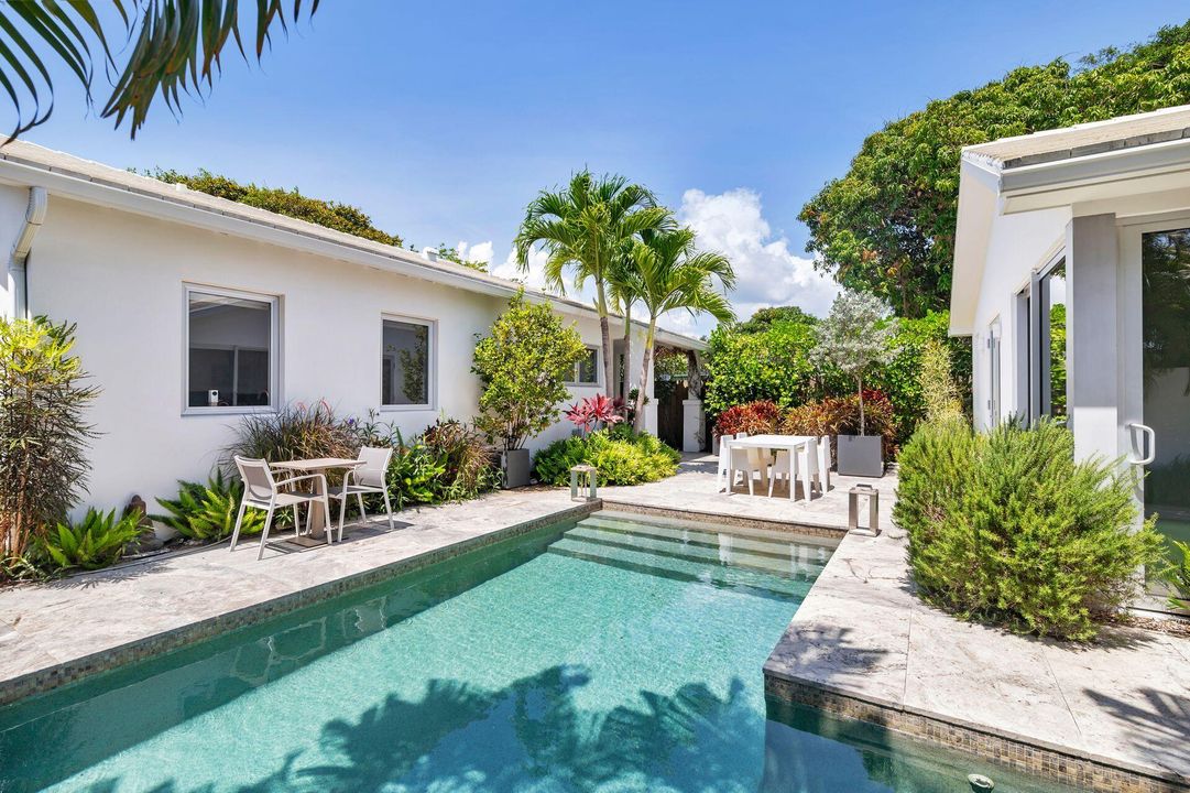 For Sale: $1,995,000 (2 beds, 2 baths, 1347 Square Feet)