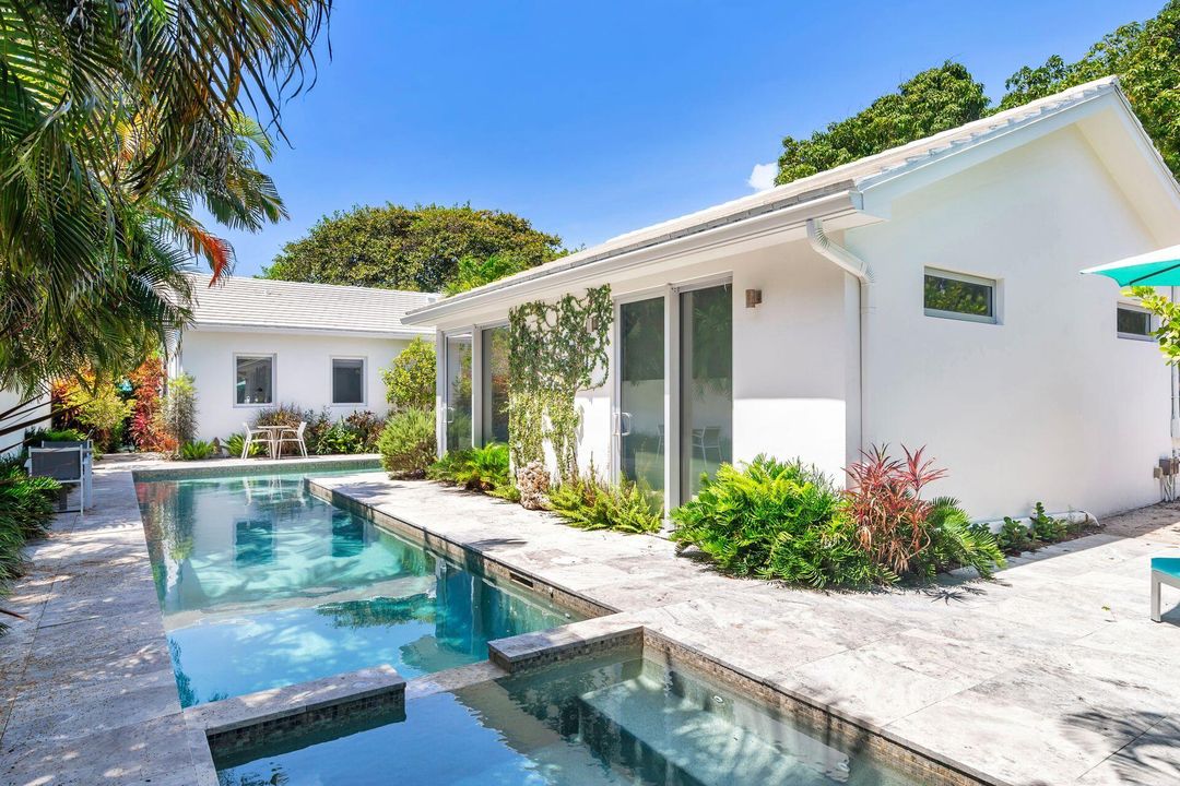 For Sale: $1,995,000 (2 beds, 2 baths, 1347 Square Feet)