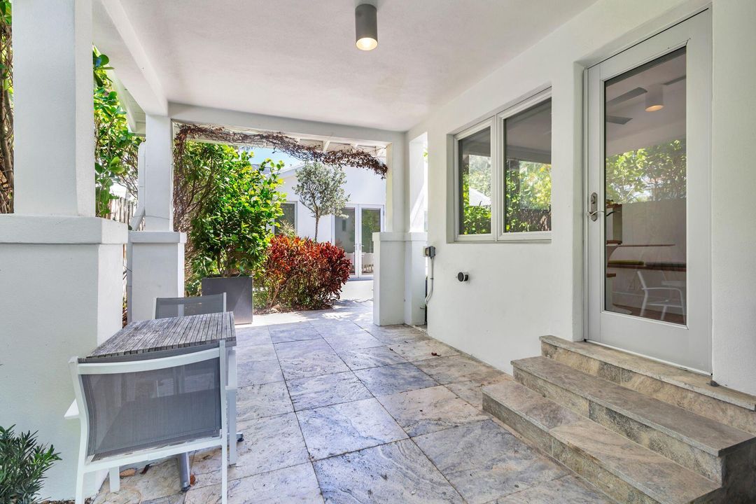 For Sale: $1,995,000 (2 beds, 2 baths, 1347 Square Feet)