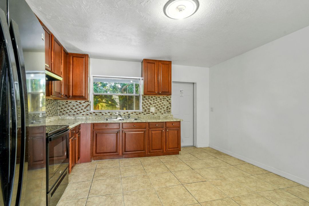 For Rent: $2,000 (4 beds, 1 baths, 1156 Square Feet)
