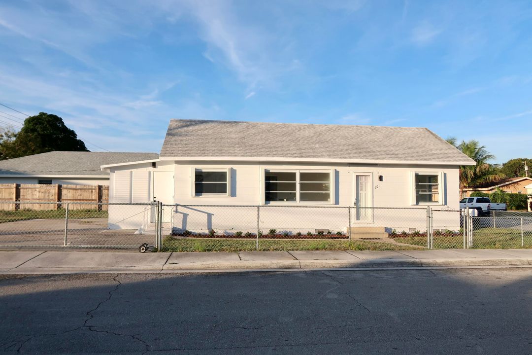 For Sale: $370,000 (3 beds, 2 baths, 924 Square Feet)