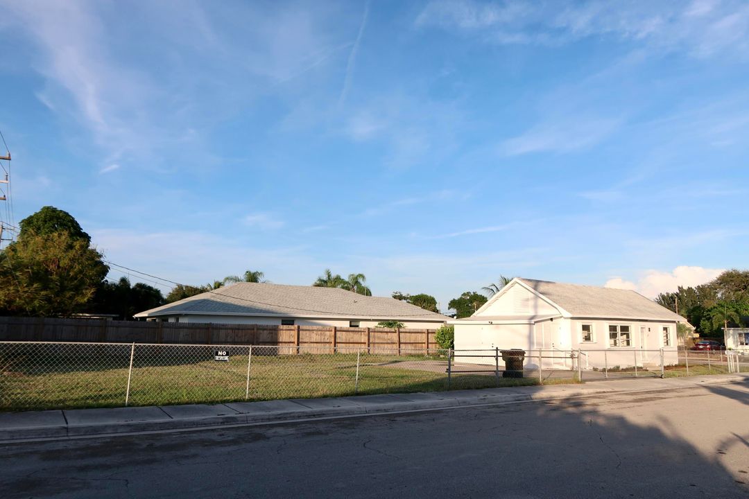 For Sale: $370,000 (3 beds, 2 baths, 924 Square Feet)