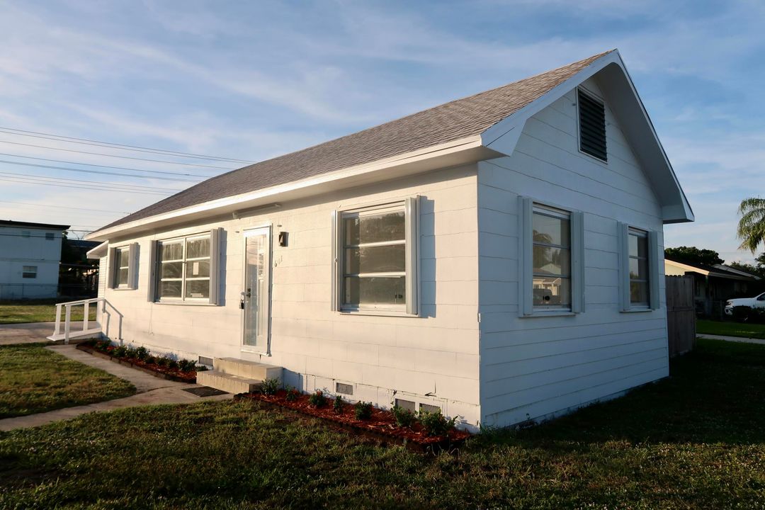 For Sale: $370,000 (3 beds, 2 baths, 924 Square Feet)