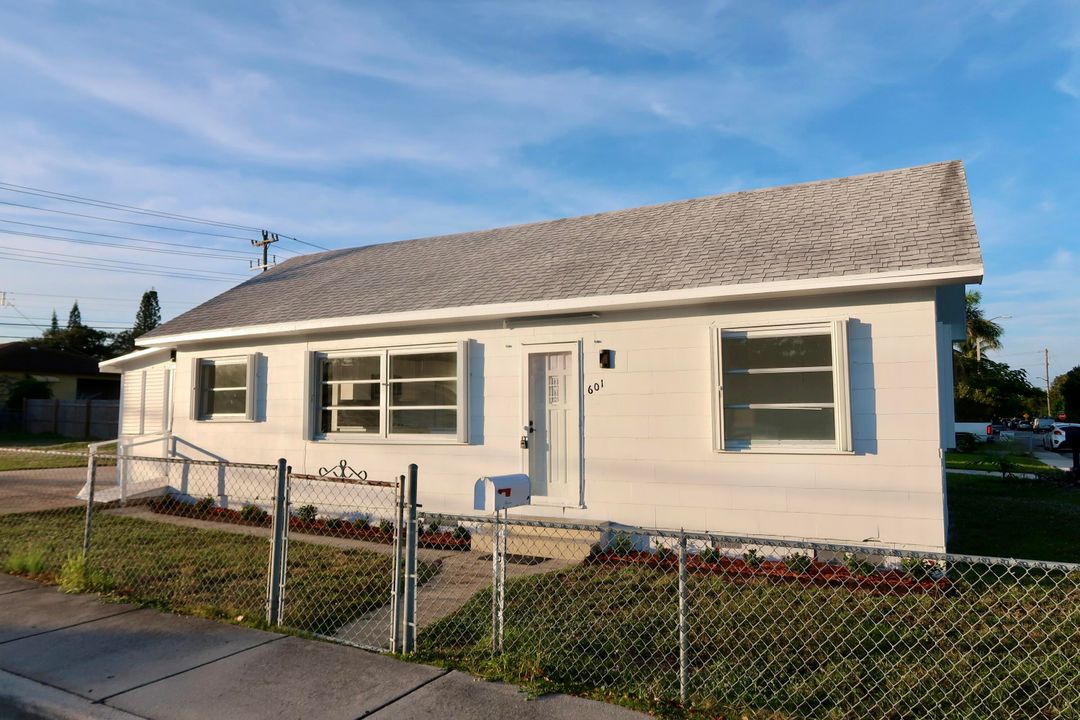 For Sale: $370,000 (3 beds, 2 baths, 924 Square Feet)