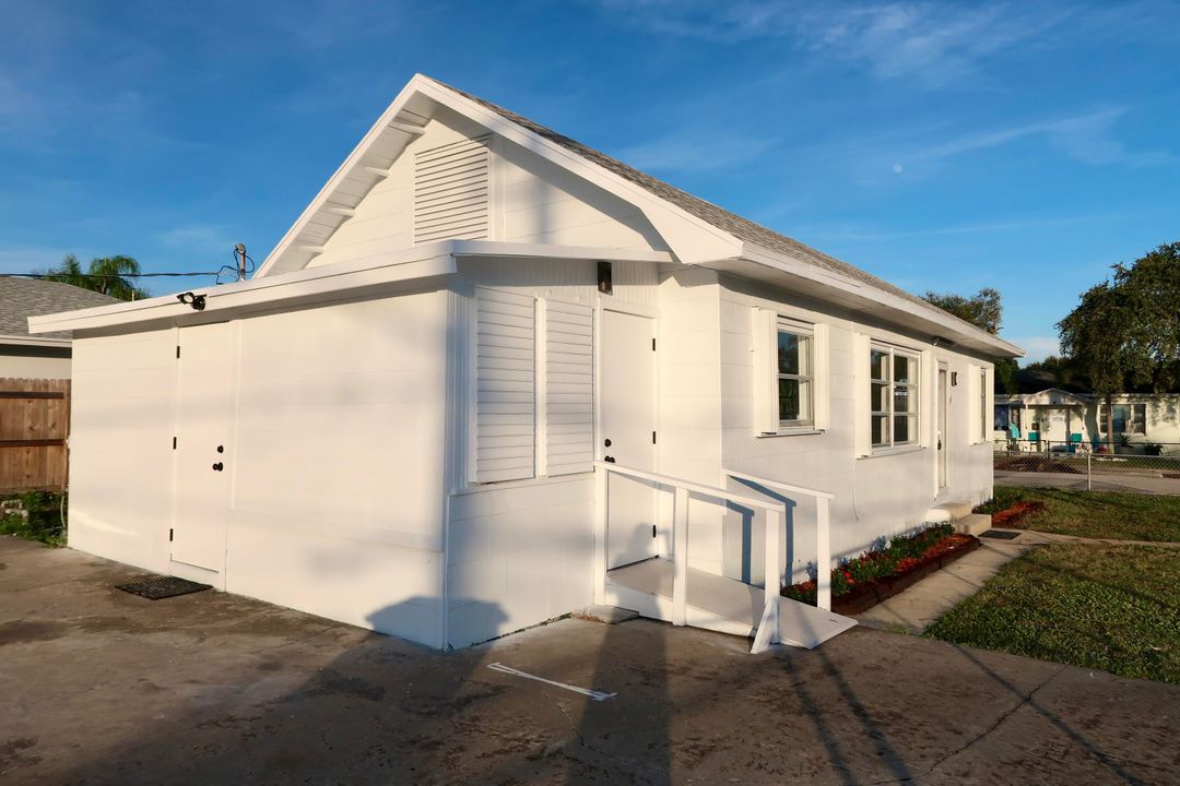 For Sale: $370,000 (3 beds, 2 baths, 924 Square Feet)