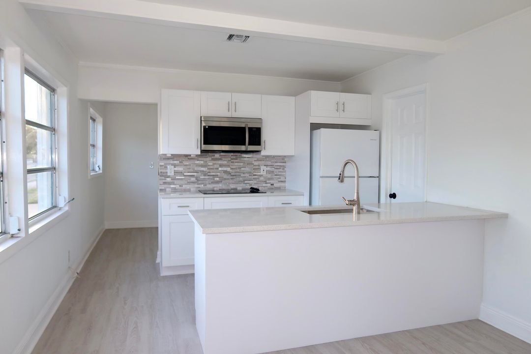 For Sale: $370,000 (3 beds, 2 baths, 924 Square Feet)