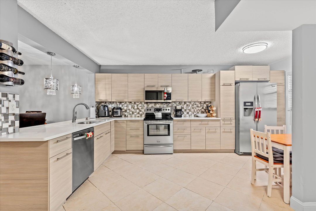 En Venta: $295,000 (2 camas, 2 baños, 1218 Pies cuadrados)