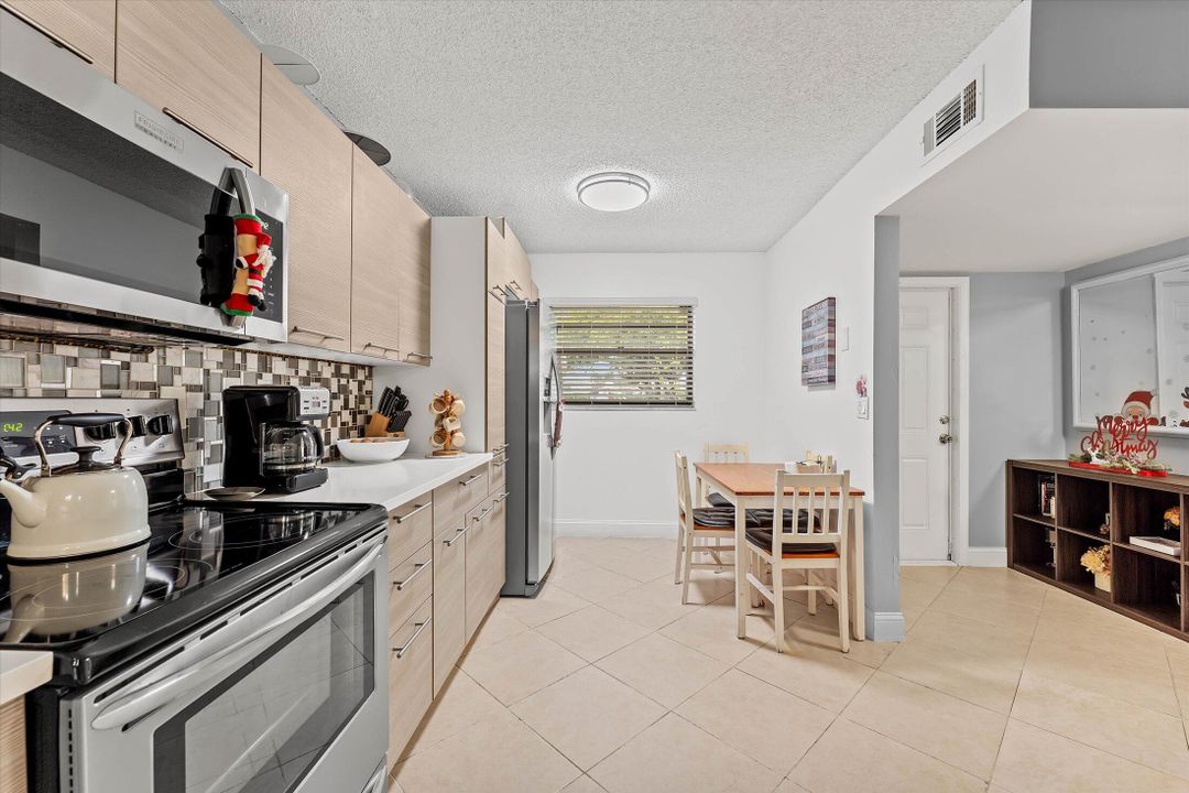 En Venta: $295,000 (2 camas, 2 baños, 1218 Pies cuadrados)