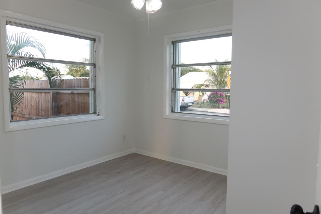 For Sale: $370,000 (3 beds, 2 baths, 924 Square Feet)