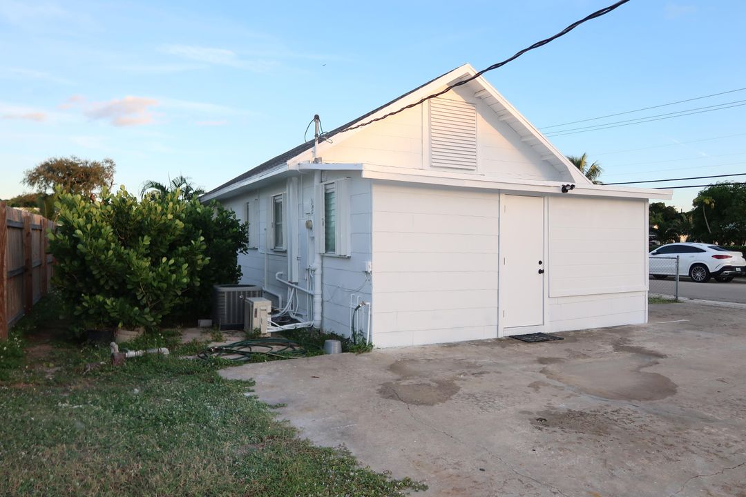 For Sale: $370,000 (3 beds, 2 baths, 924 Square Feet)