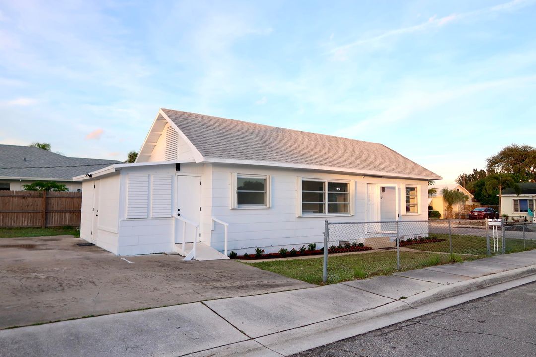 For Sale: $370,000 (3 beds, 2 baths, 924 Square Feet)