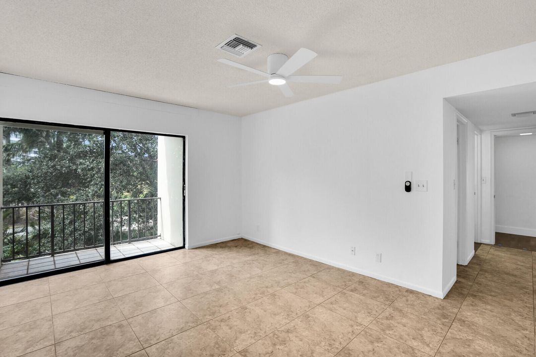 На продажу: $240,000 (2 спален, 2 ванн, 1322 Квадратных фут)