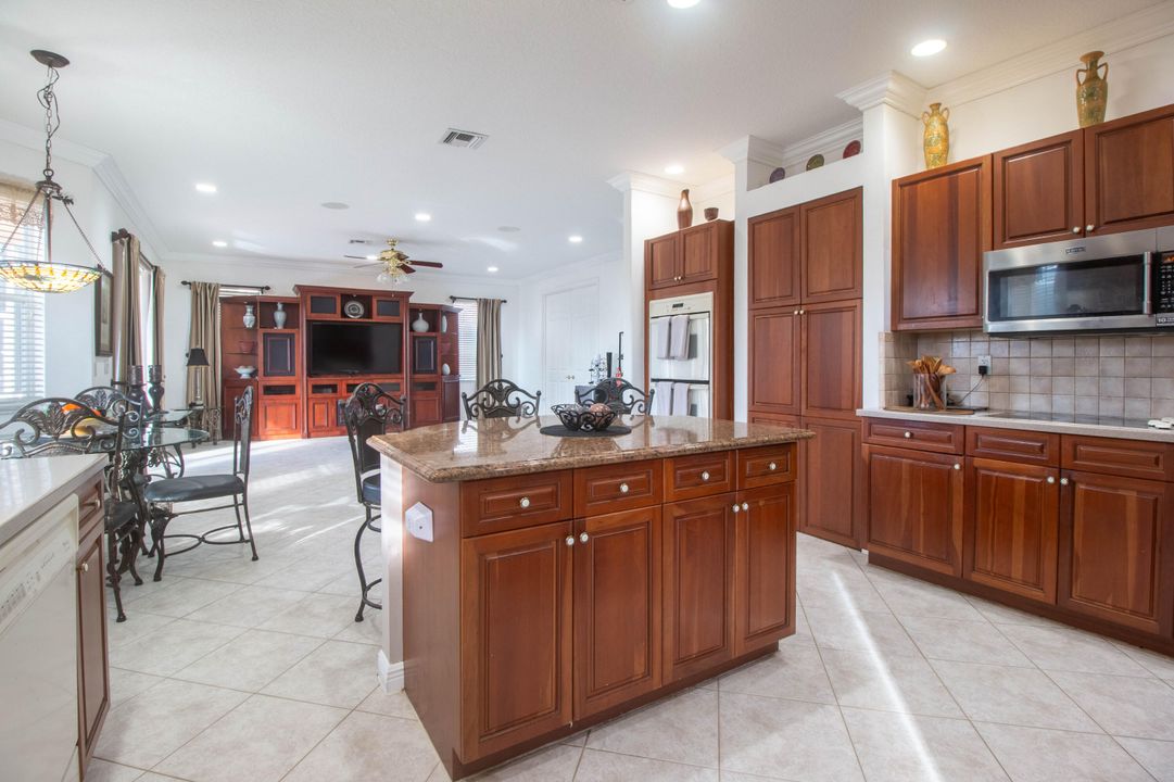 En Venta: $859,000 (4 camas, 4 baños, 3496 Pies cuadrados)