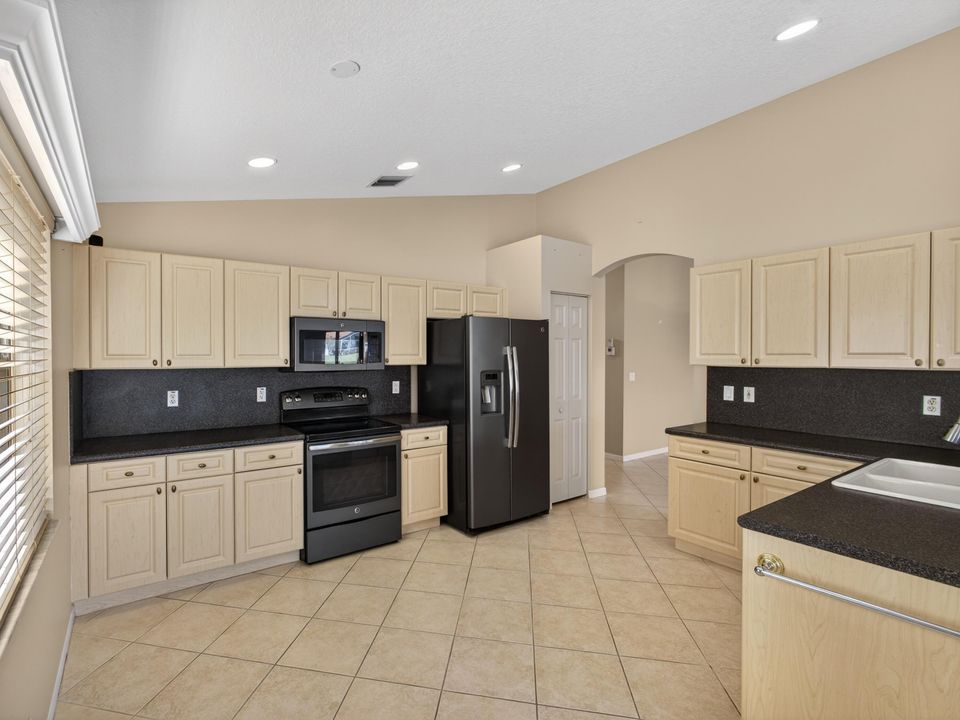 For Sale: $425,000 (3 beds, 2 baths, 1884 Square Feet)