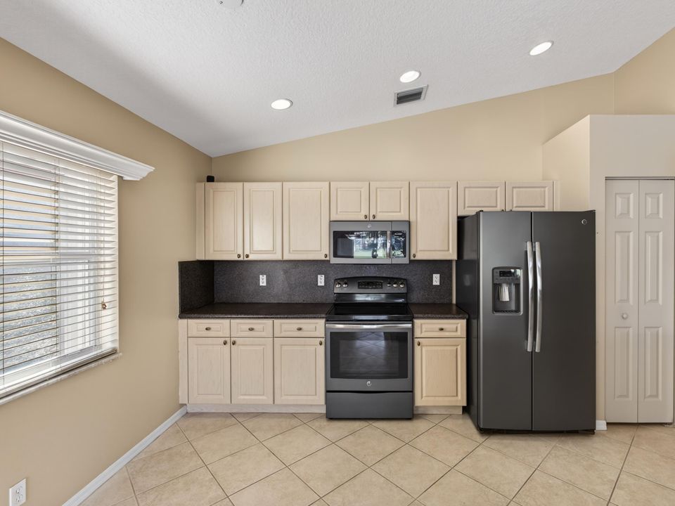 For Sale: $425,000 (3 beds, 2 baths, 1884 Square Feet)