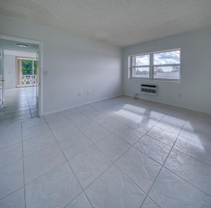 For Sale: $219,000 (1 beds, 1 baths, 550 Square Feet)