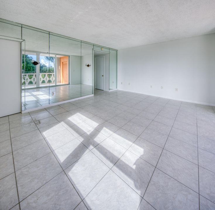 For Sale: $219,000 (1 beds, 1 baths, 550 Square Feet)