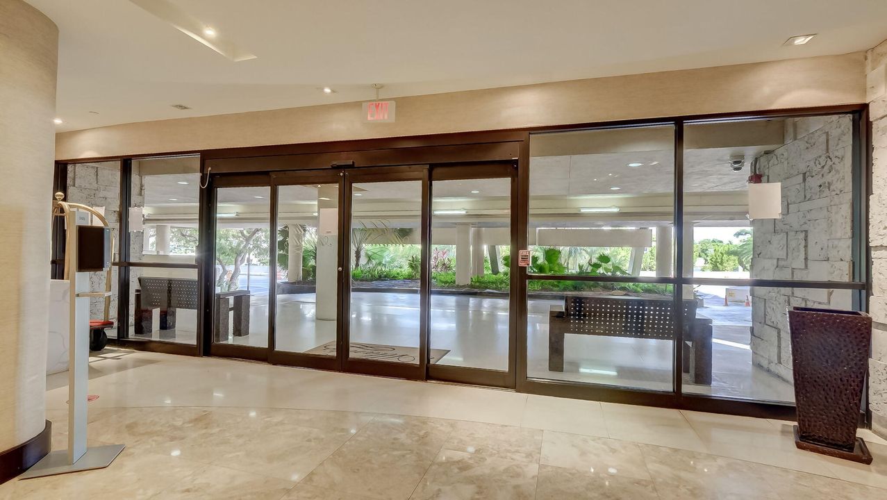 出租: $4,000 (2 贝兹, 2 浴室, 890 平方英尺)