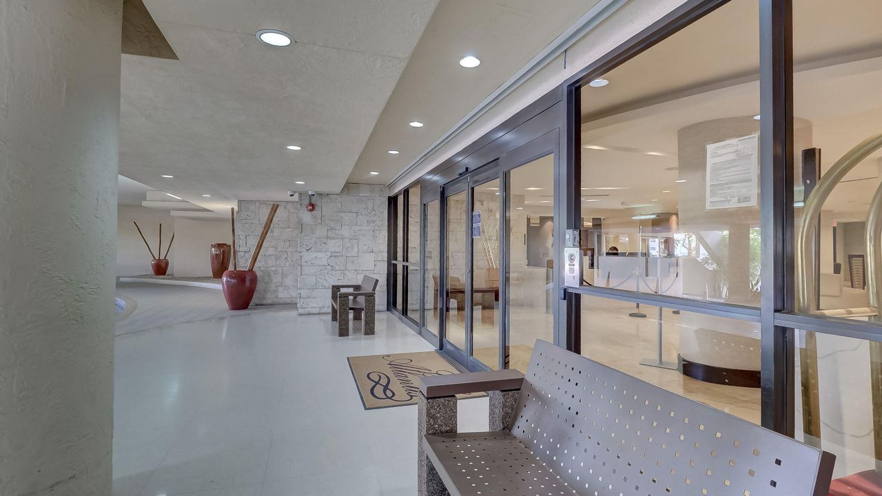 出租: $4,000 (2 贝兹, 2 浴室, 890 平方英尺)