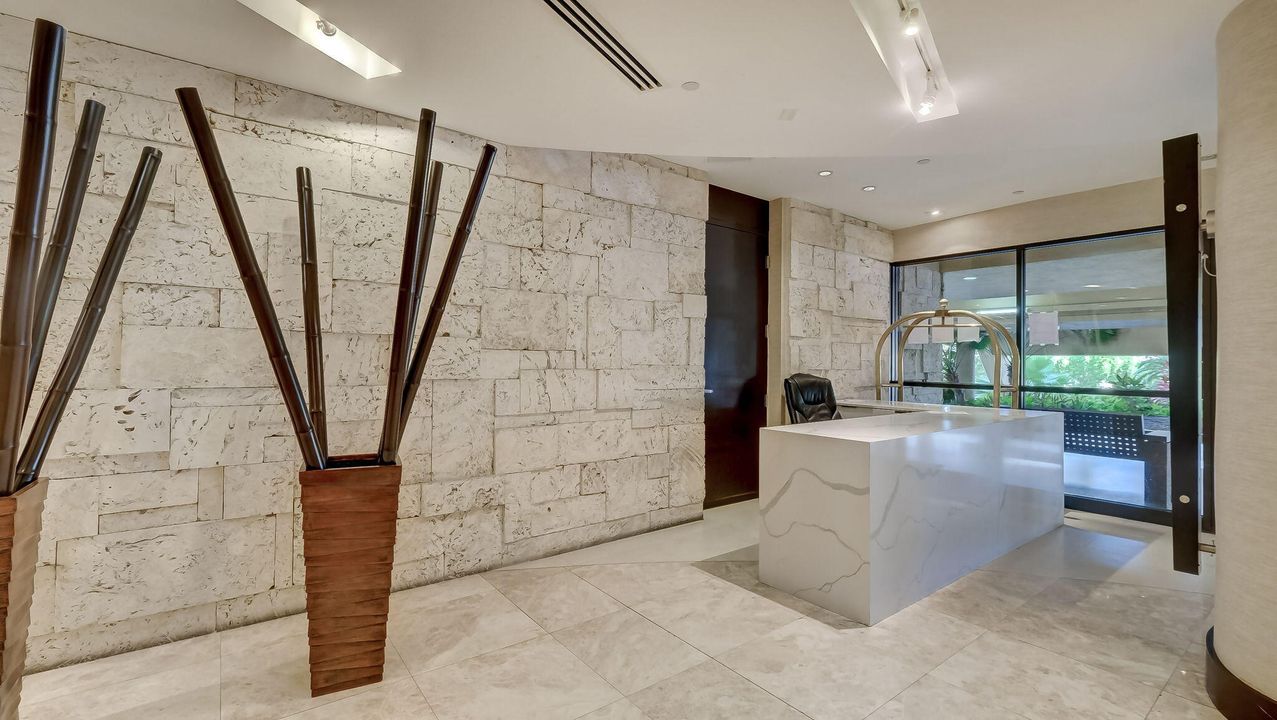 出租: $4,000 (2 贝兹, 2 浴室, 890 平方英尺)