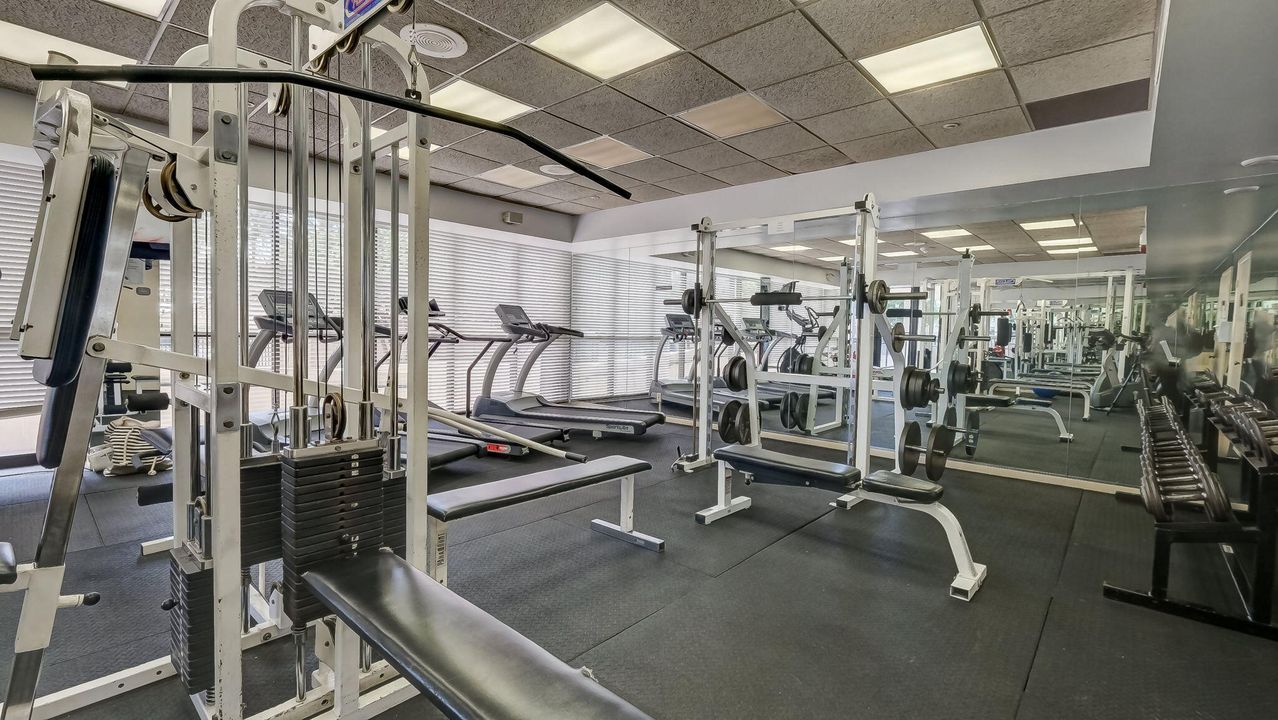 出租: $4,000 (2 贝兹, 2 浴室, 890 平方英尺)