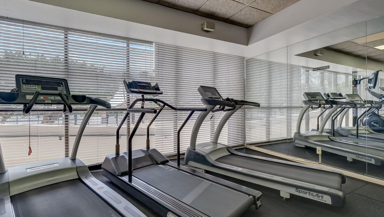 出租: $4,000 (2 贝兹, 2 浴室, 890 平方英尺)