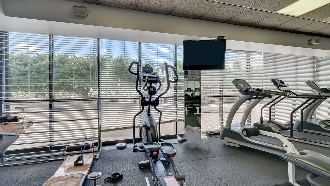 出租: $4,000 (2 贝兹, 2 浴室, 890 平方英尺)