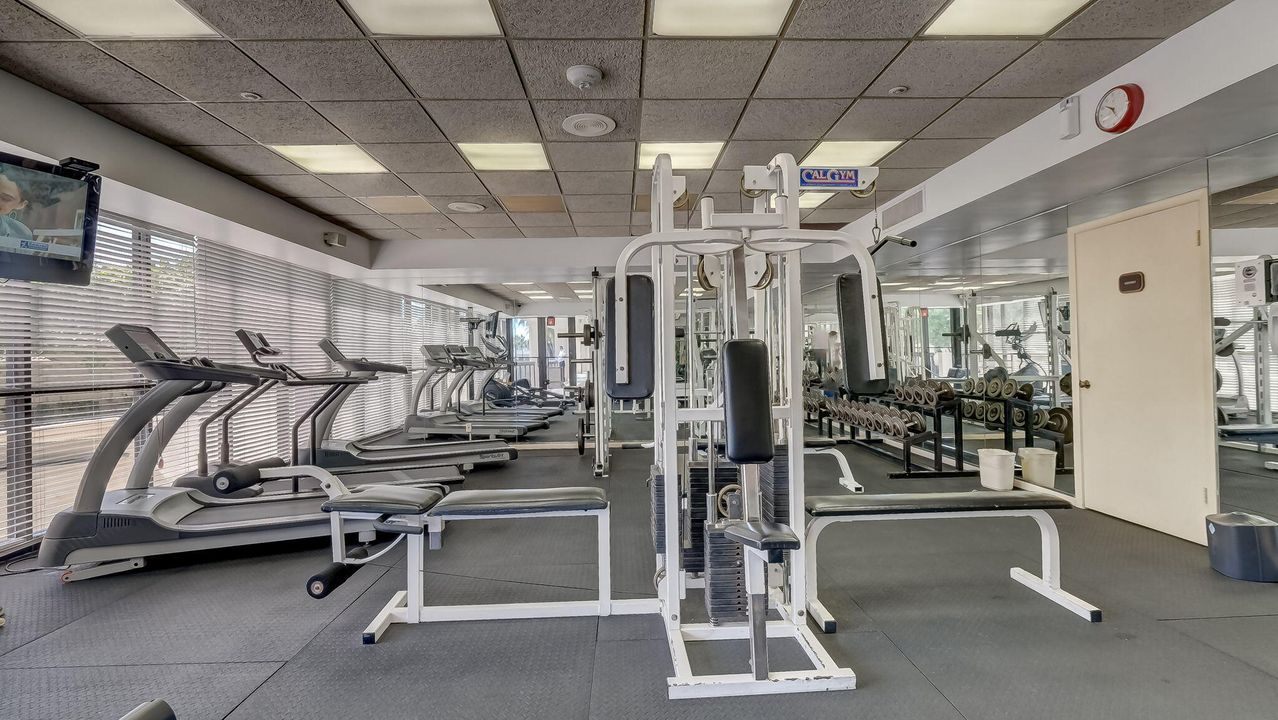 出租: $4,000 (2 贝兹, 2 浴室, 890 平方英尺)