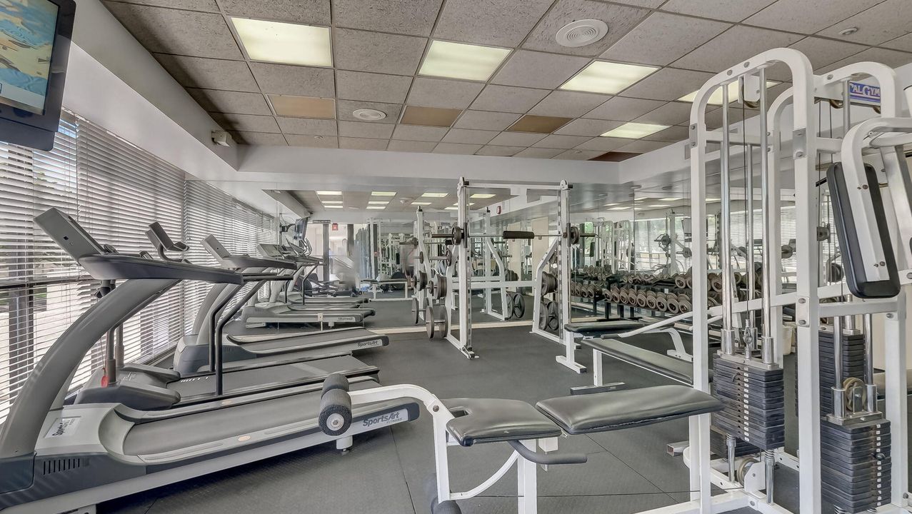 出租: $4,000 (2 贝兹, 2 浴室, 890 平方英尺)