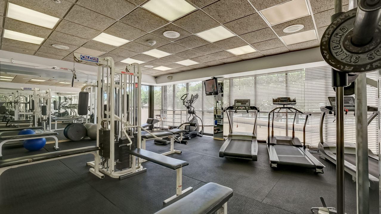 出租: $4,000 (2 贝兹, 2 浴室, 890 平方英尺)